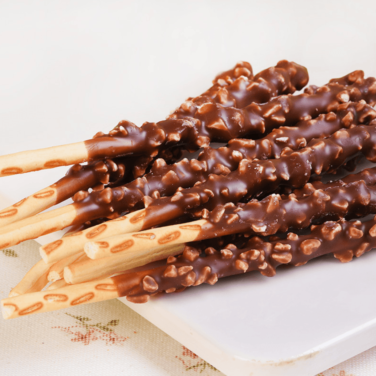 Lotte Pele Chocolate Coated Sandwich Decorative Biscuits Casual Snacks Snacks (randomly sent in old and new packaging)