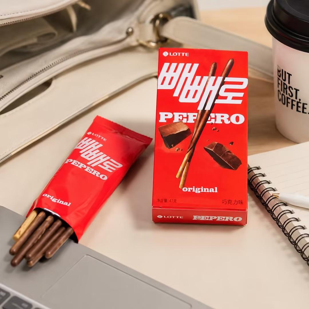 Lotte Pepero Chocolate Flavor Biscuit Sticks 47g | Crispy biscuit sticks coated with smooth chocolate, rich chocolate taste