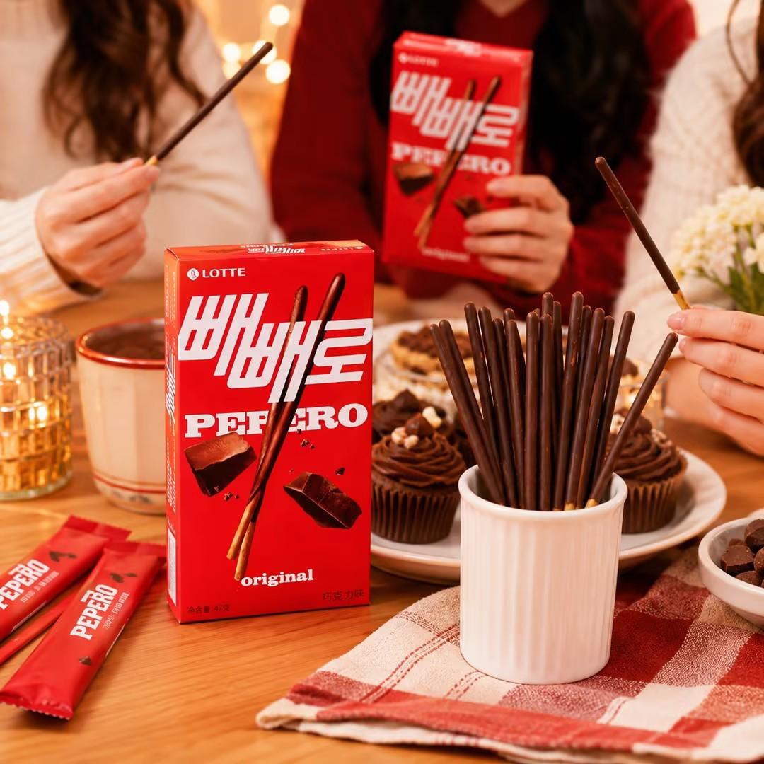 Lotte Pepero Chocolate Flavor Biscuit Sticks 47g | Crispy biscuit sticks coated with smooth chocolate, rich chocolate taste
